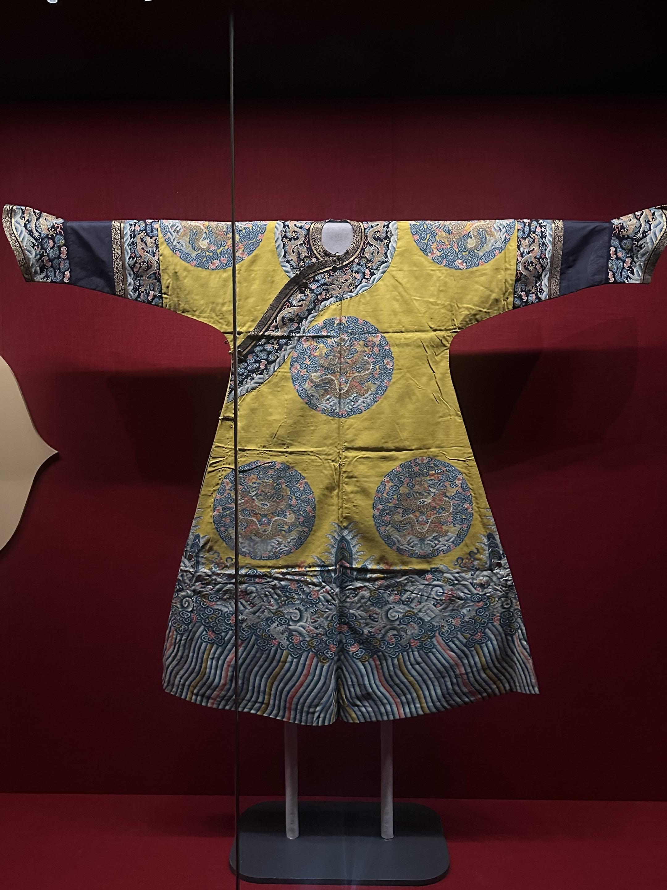 清 道光 明黄色缂丝八彩云金龙纹女夹龙袍