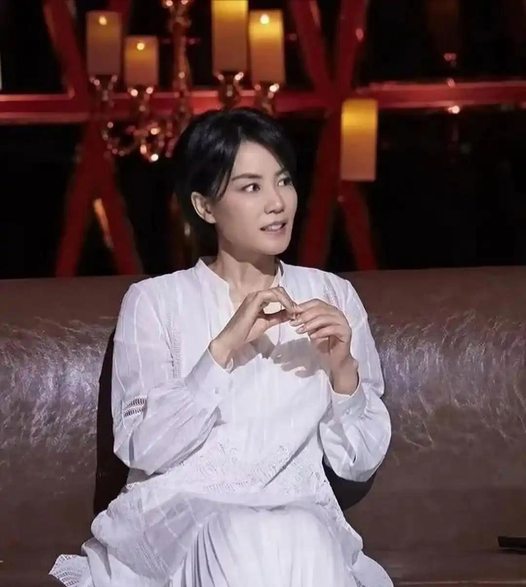 王菲拿到6000万签约费，转身就在北京买了8套房子。
签约现场，公司高层期待她主