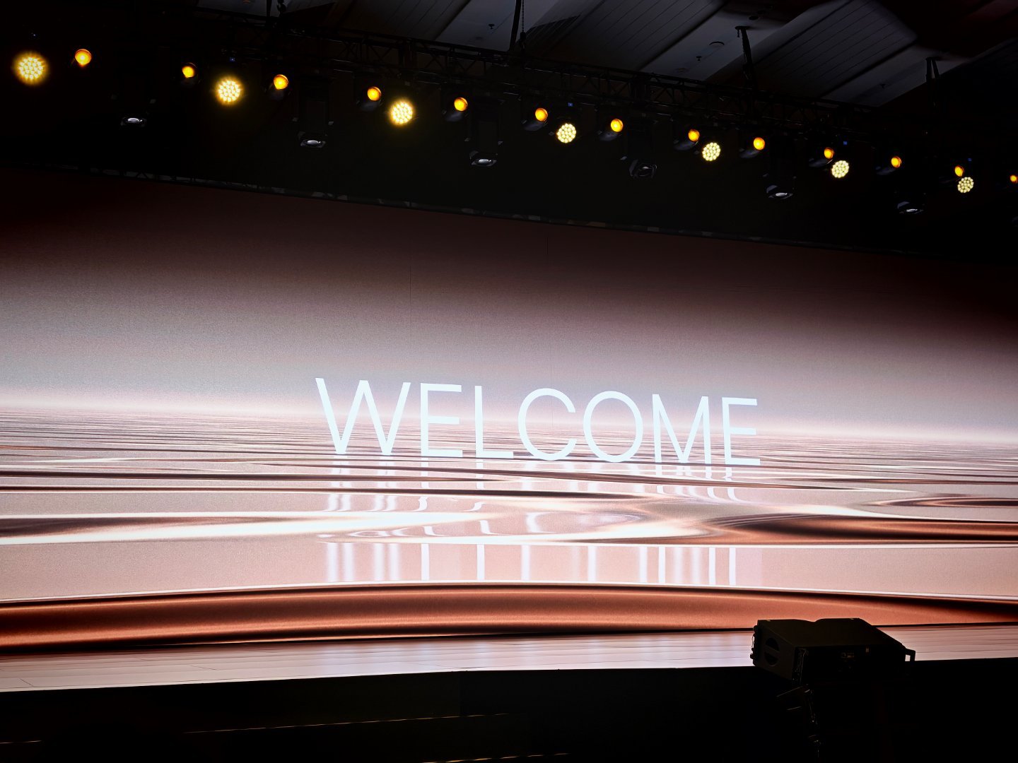 新家人 新跨越·2026 荣威品牌之夜，也有AI新品发布，先有AI还是先有车？A