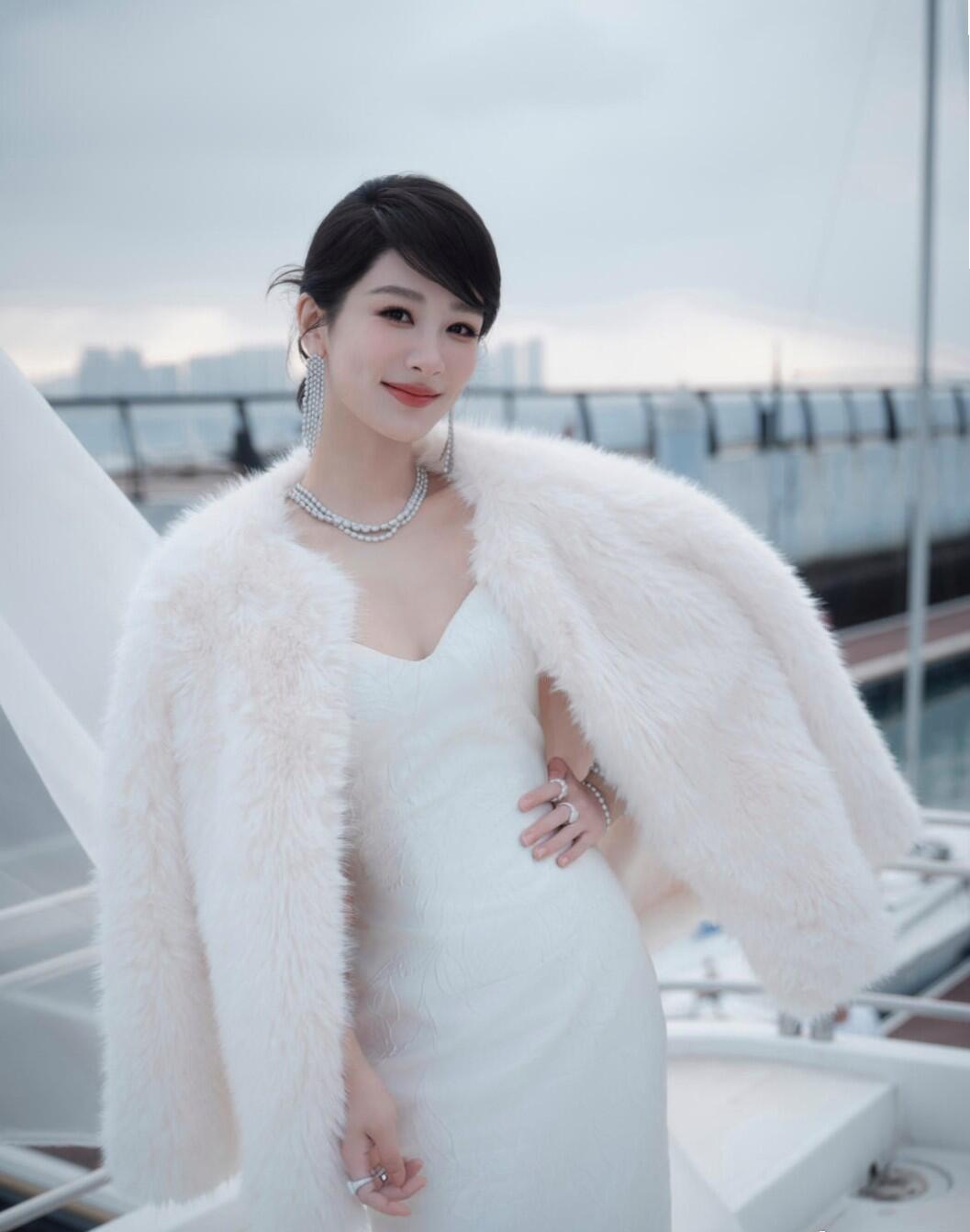 杨紫带你邂逅冬日之美~南洋复古风格和摩纳哥的现代气息在这儿激情碰撞。 ​​​