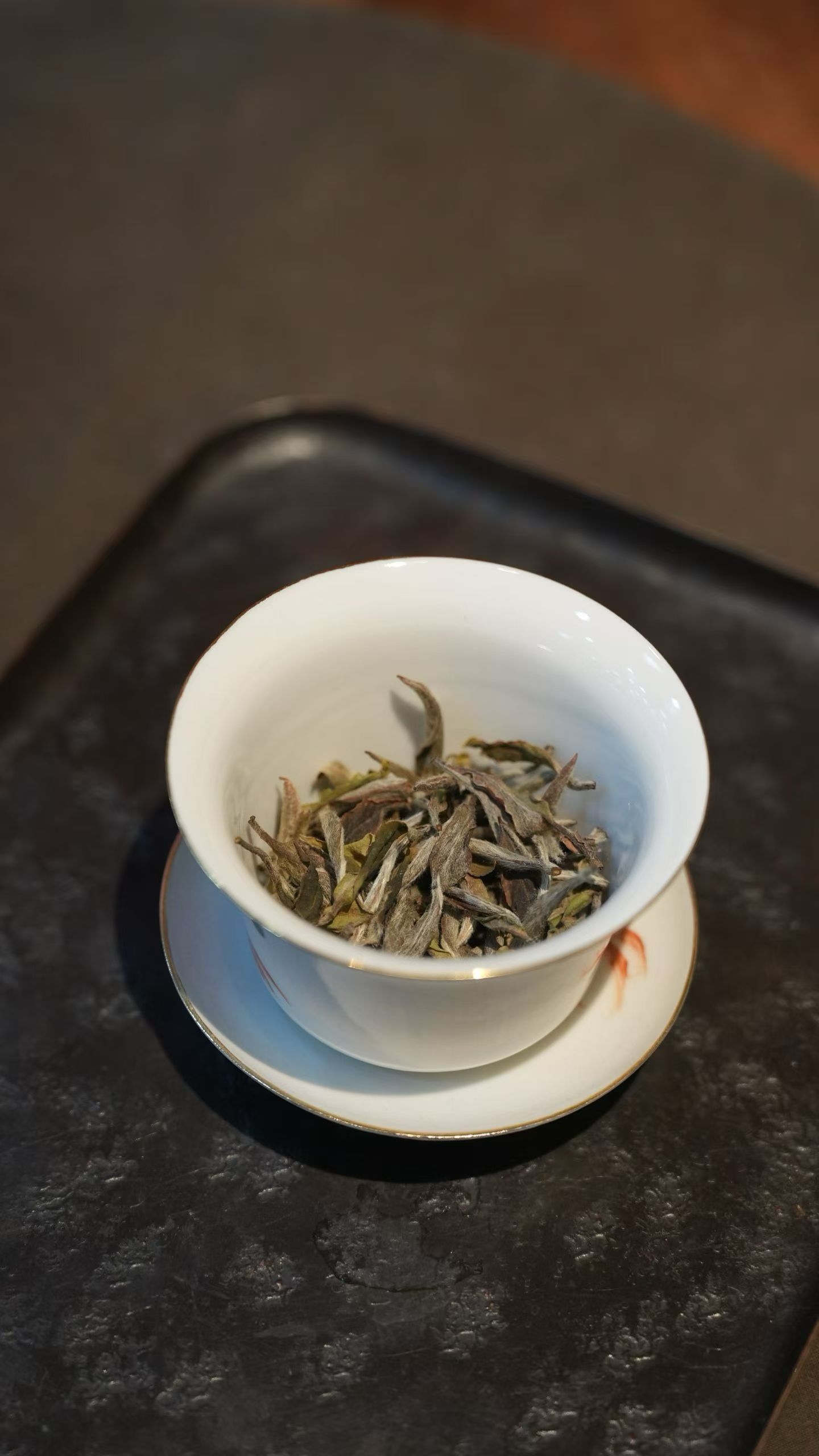 茶道[超话]  忙中偷闲，茶是漏进缝隙的光；闲中寻趣，茶是漫过心田的泉。 ​​​