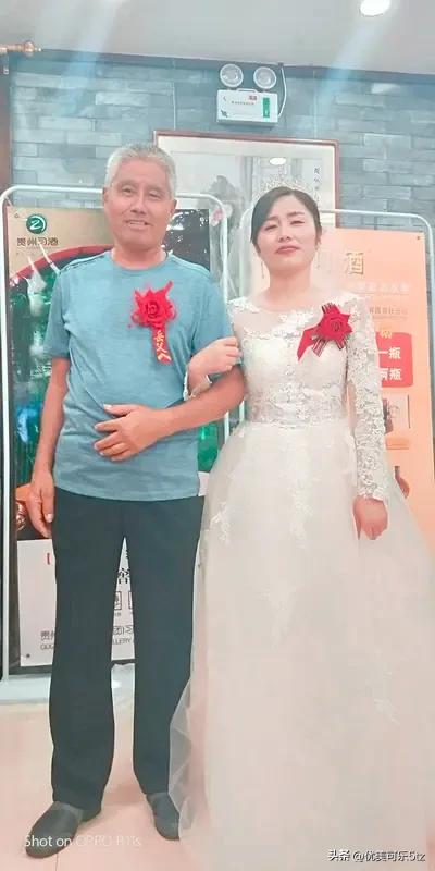 这对新人穿着喜庆，笑容灿烂。展现出幸福满满。