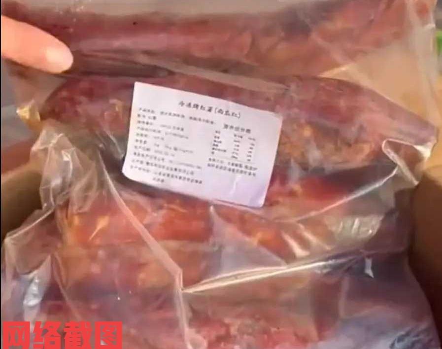 女子有在街头看到有人卖烤红薯。

此刻女子突然冒出冲动，要买一个尝一尝，于是女子