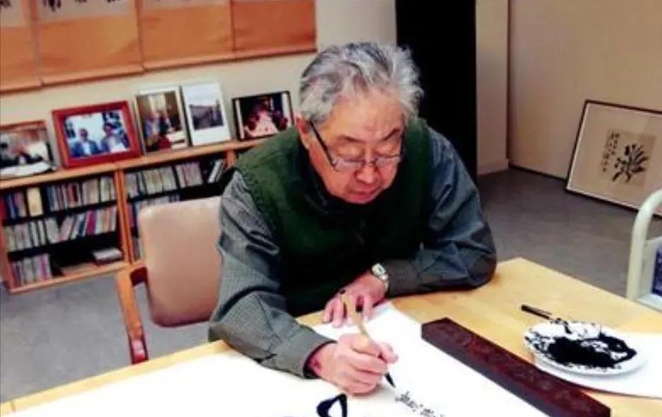 他在百岁生日当天，向美国无偿捐献183件文物，面对质疑，他一句争议论断，横跨数十