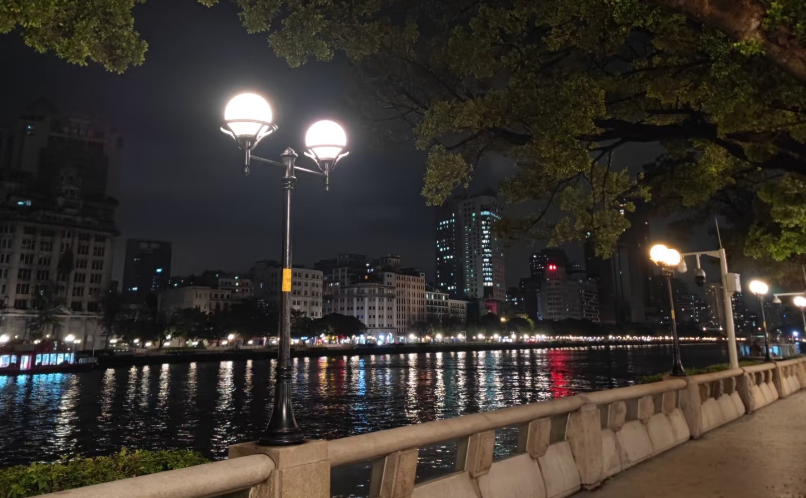 风来的时候，我正坐在台阶上。它先是撩动远处的杨树梢，接着便沿着街道淌过来，带着白