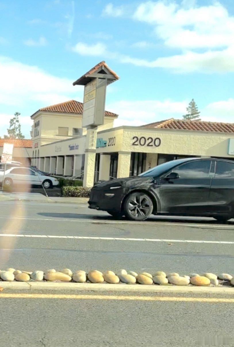 疑似改款 Model Y 出现在了湾区圣何塞的公路上，侧面轮廓区别不大。 