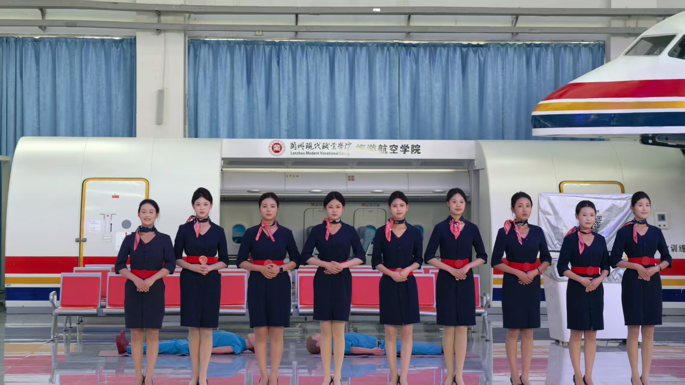 青春在兰州新区起航“2026网络名人看甘肃”活动走进兰州现代职业学院航空学院。学