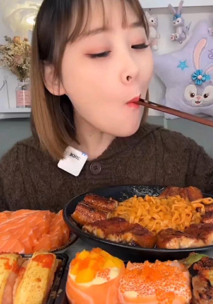 美食佳肴，美人相伴。#美食佳肴大赏# #吃漂亮饭心情好# #吃漂亮饭啦# #美食