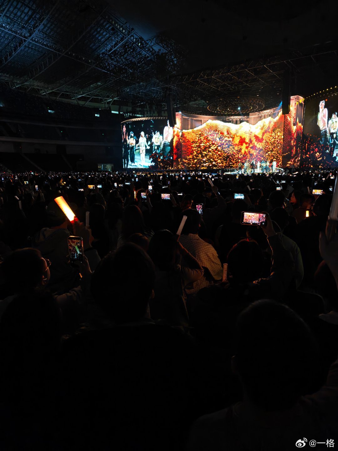 没见过这么乱的场面，内场前面都站着，后面的人看不见干脆开始往前面跑了，太搞笑了哈