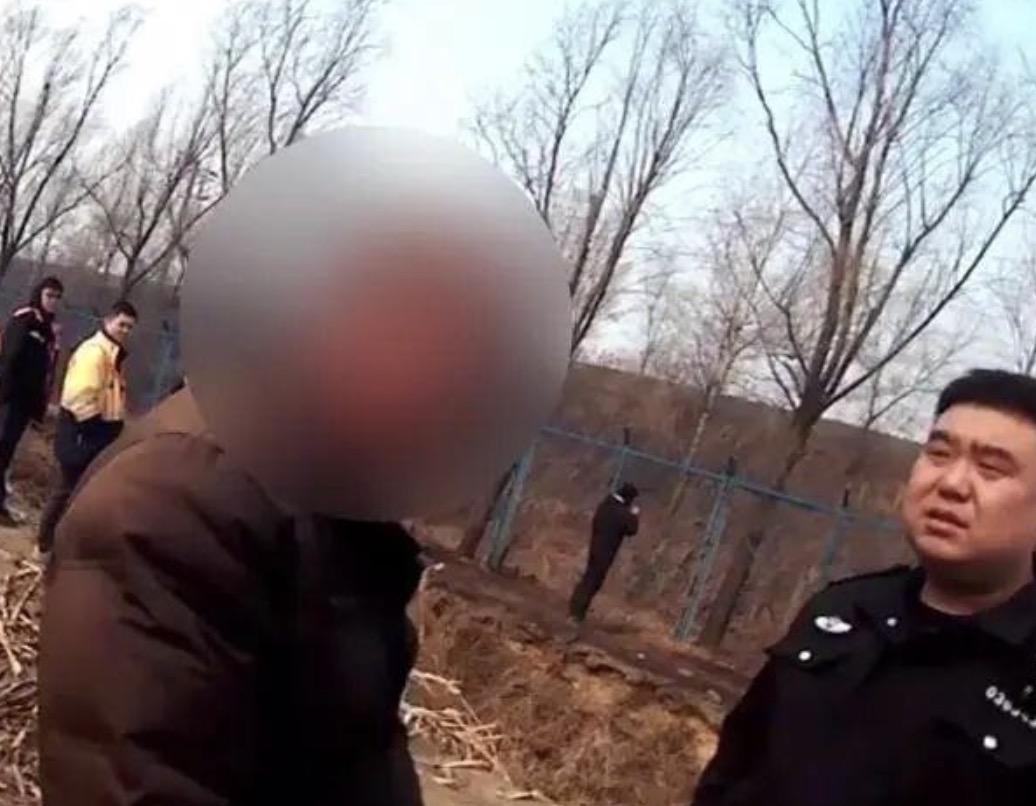 村民违规烧荒导致11趟列车停运，他因此而被拘留是一点问题都没有的，可大家有没有想