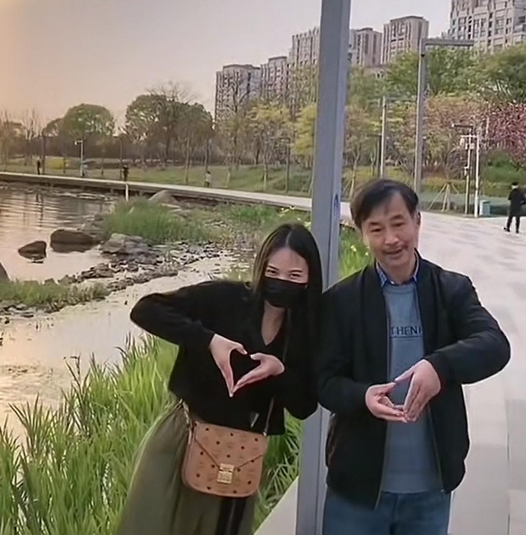 6年前，有3位女子喜欢沈巍，除了晓晓，还有普晶，另一位就是图一中戴口罩的女子，沈