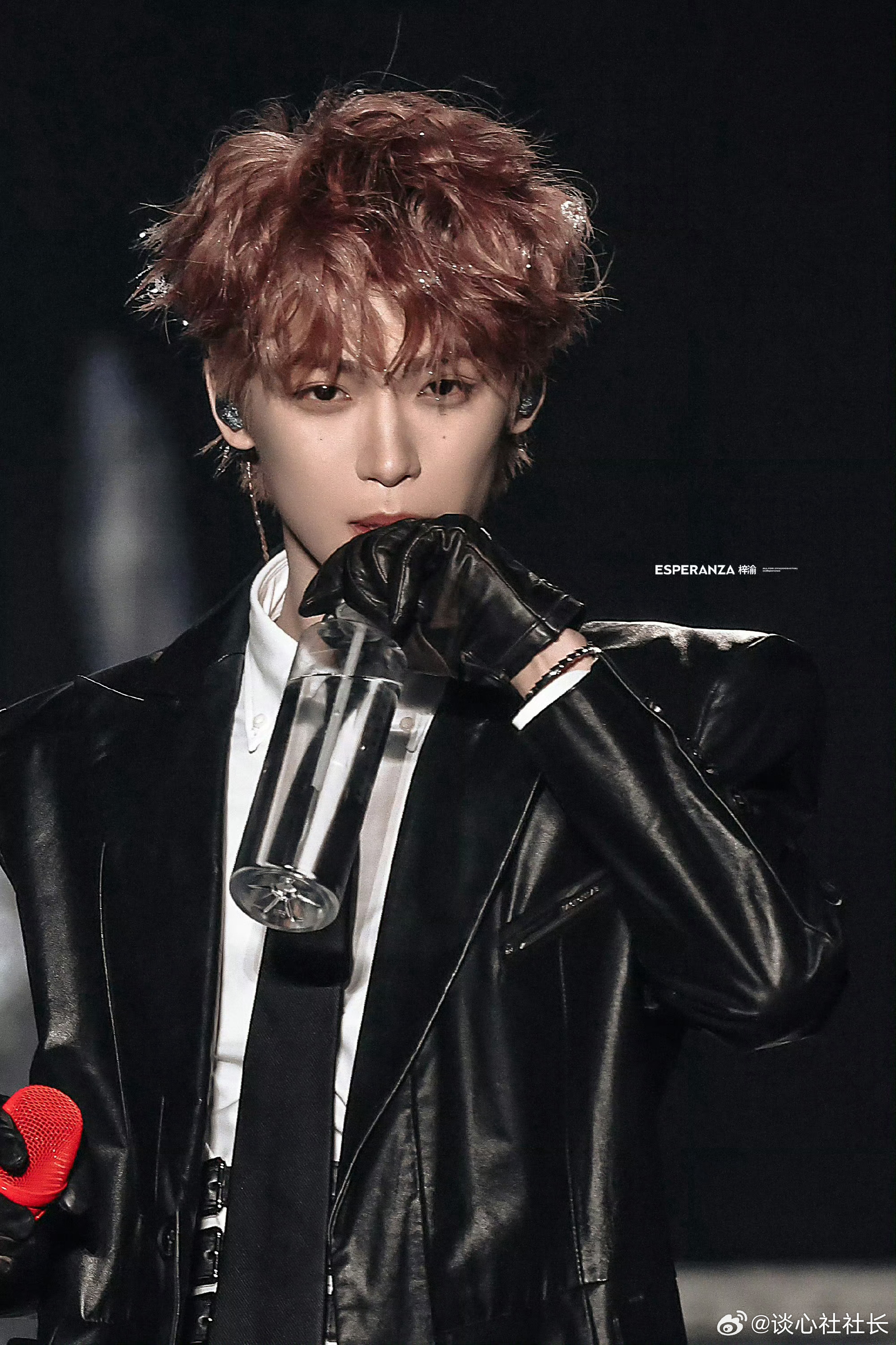 【梓渝演唱会多套造型氛围感拉满】💧冰蓝舞台，多面梓渝。从彩排的酷感冷帽，到开唱