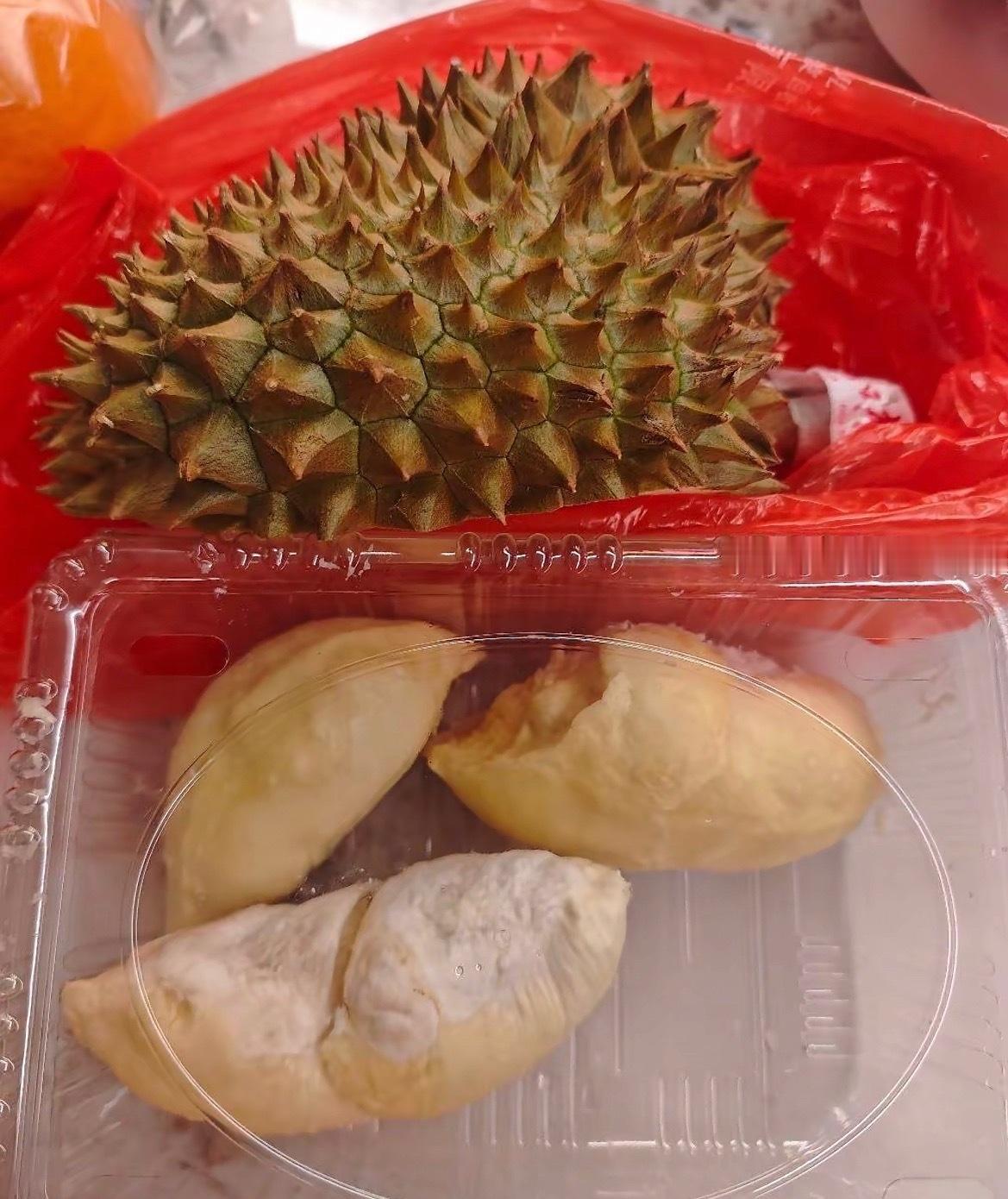 【玉林白石桥路水果摊榴莲不熟不处理】4月21日，网友爆料称：玉林市城区白石桥路的