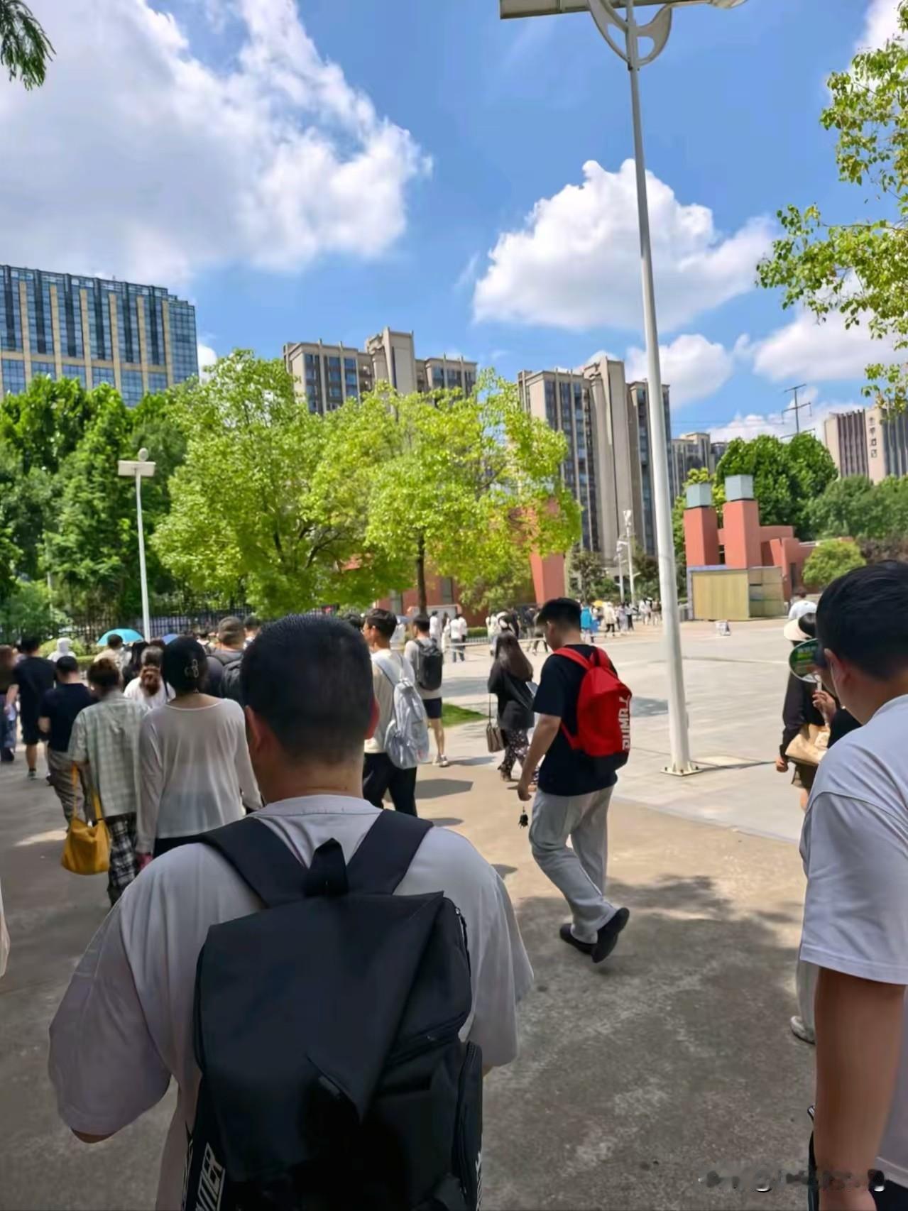 在河南的这次三支一扶事件中，一位律师朋友直言：被认定主动作弊的考生，仕途可能也就
