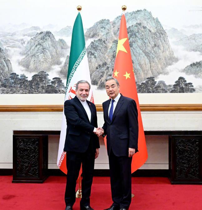 北京时间 5 月 6 日，伊朗外长阿拉格齐专程来到中国，和我国外交部长王毅举行正