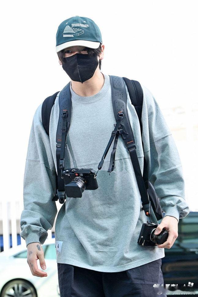 韩网新闻标题：BTS 柾国 像要去背包旅行的财阀家小儿子般的颜值[开学季][开学
