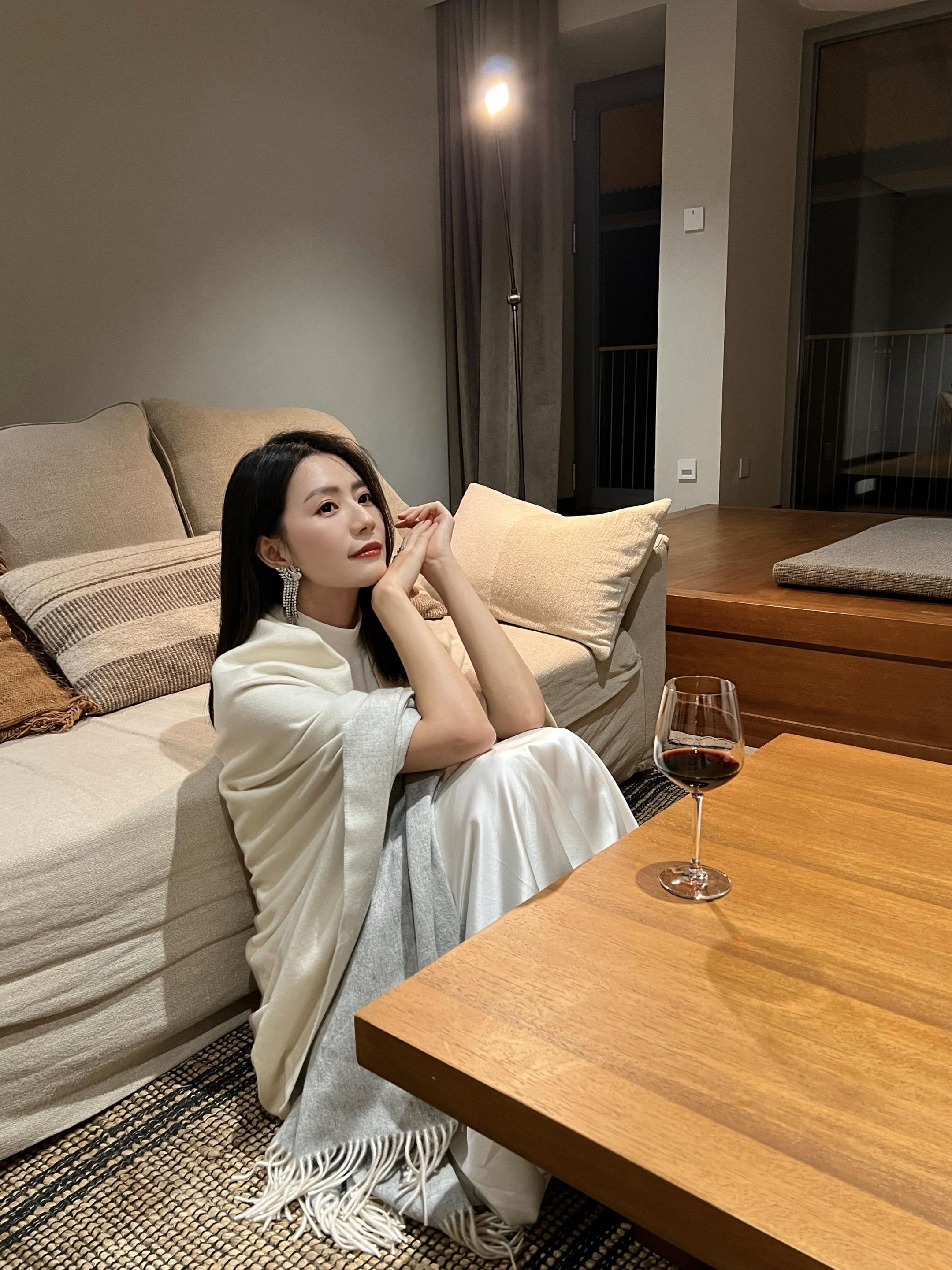 黑发配红唇。酒量渐长