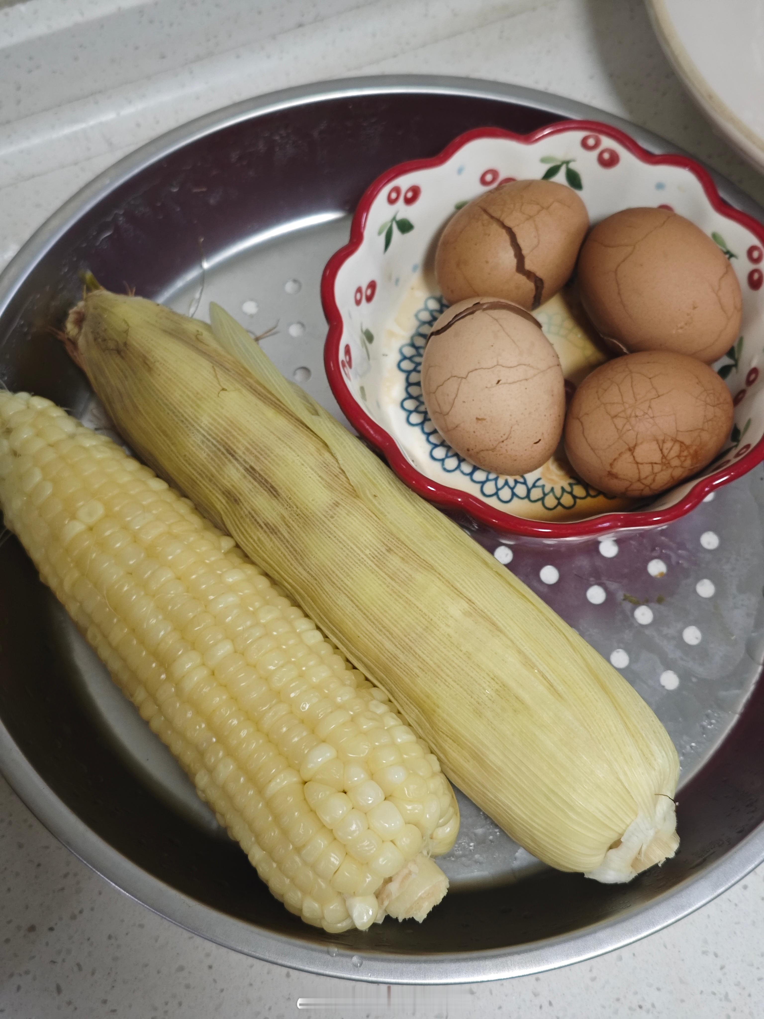 海哥的小厨房 他又做早饭啦自己卤的茶叶蛋还有玉米好健康噢 ​​​