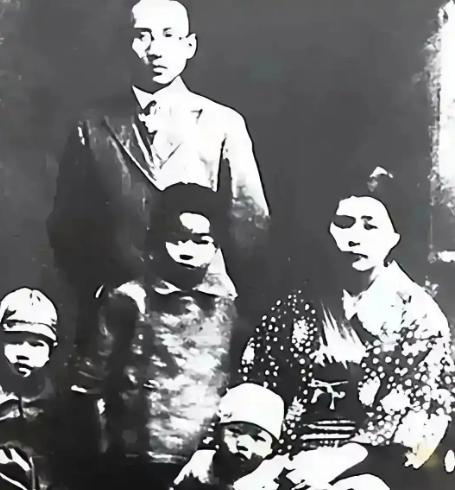 1990年，中国公安部颁发了一张非常少见的00086号外国人永久居留证。获得这张
