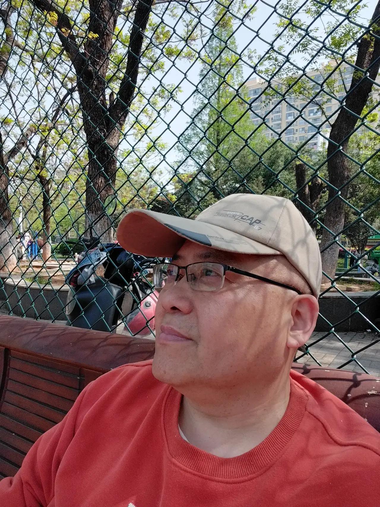 很多人都关心我！叫我少存一点钱，要吃好一点！

一位网名叫“菩提树下”的铁粉说，