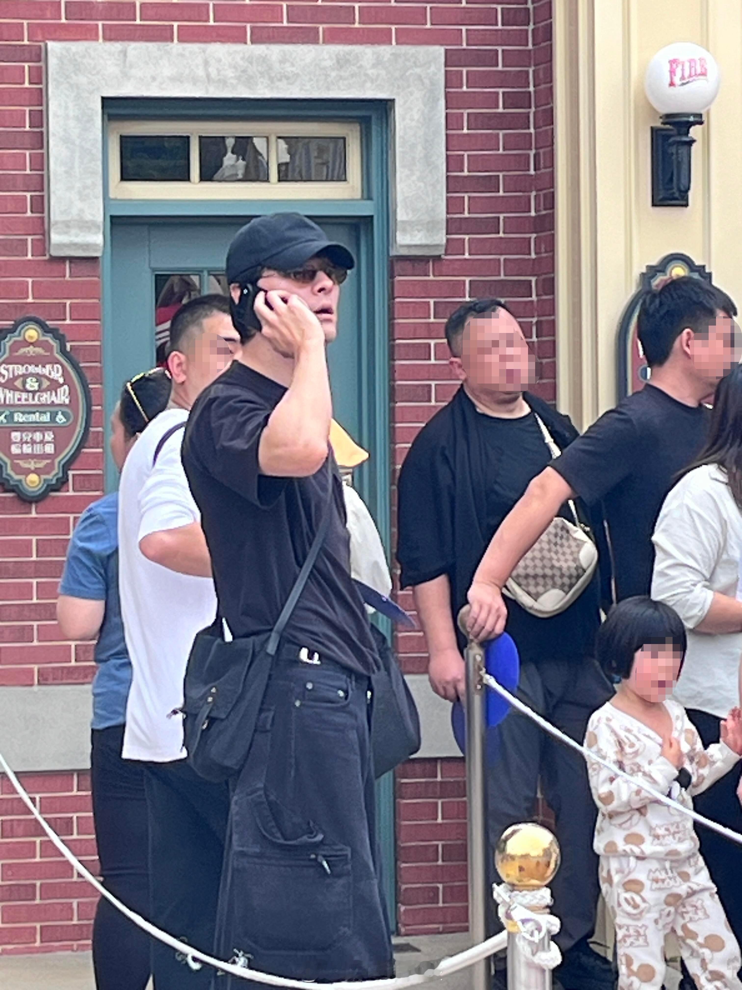 吴倩张雨剑带女儿逛迪士尼迪士尼偶遇吴倩张雨剑带女儿 吴倩张雨剑带女儿逛迪士尼 