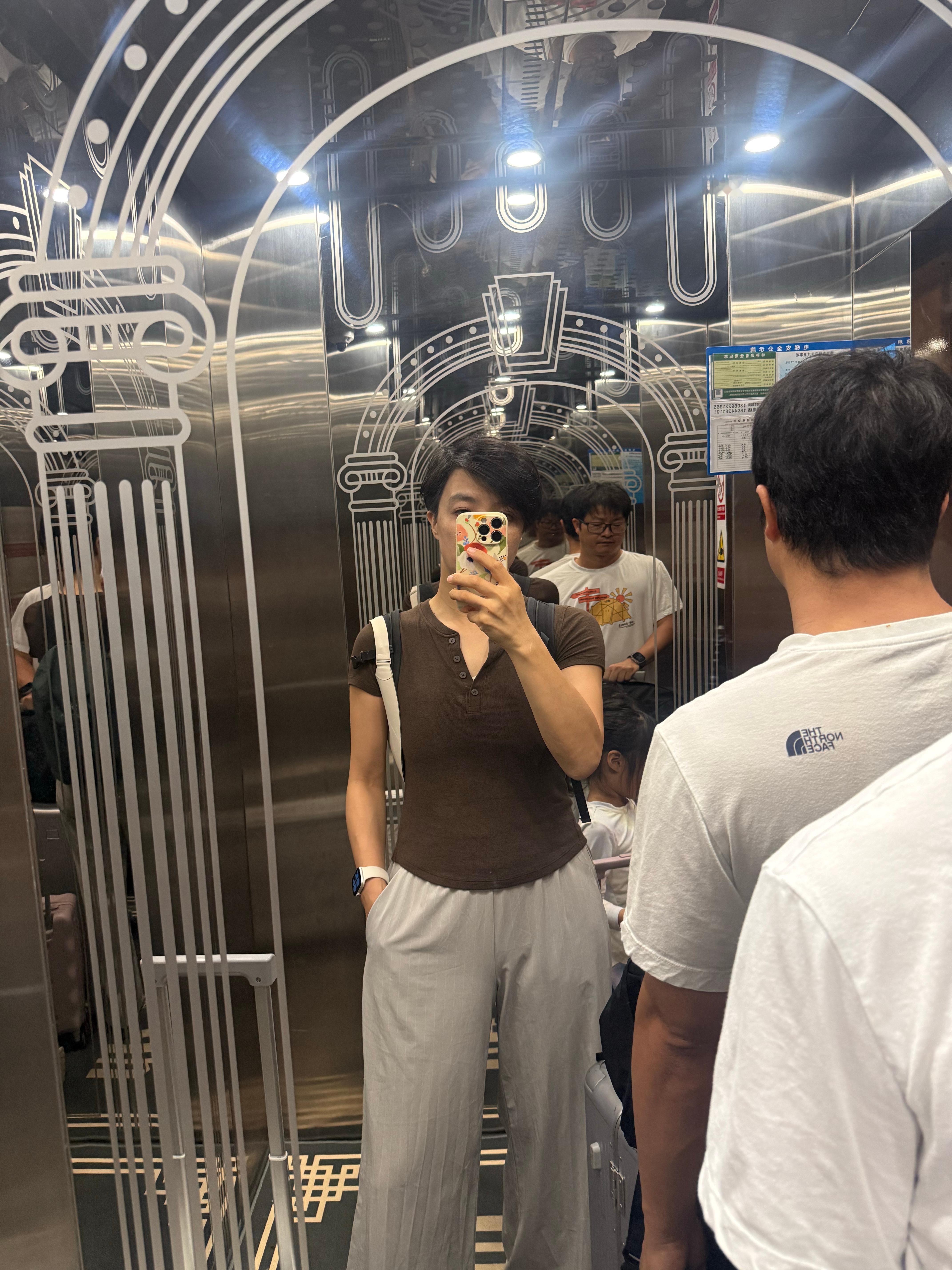 我穿成这样叫我哥是不是有点过分了… 