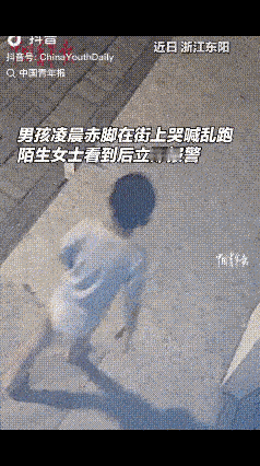 浙江一女子凌晨下班回家的路上，忽然听到有小孩的哭声，她寻声看了一眼，竟发现一约2