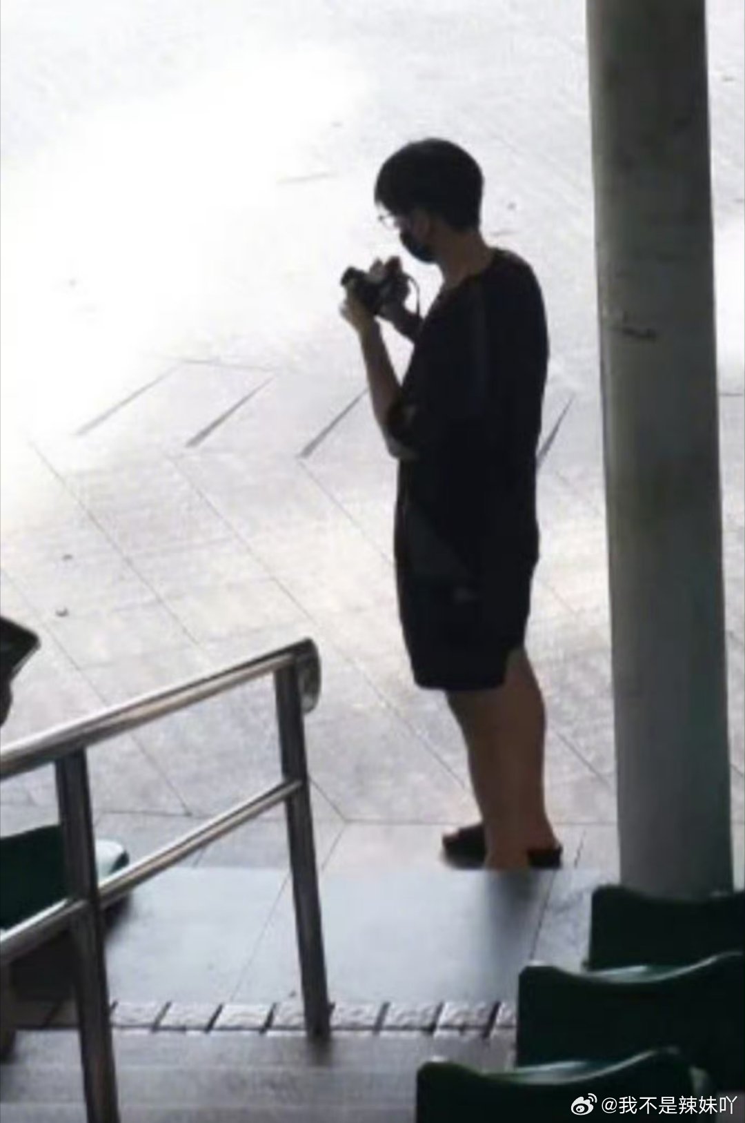 李现这穿搭太地道老广了短裤拖鞋是广东人最后的倔强，李现这是把精髓焊在身上了吧！”