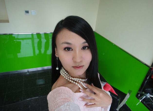 据公开报道，前央视主持人曹晴辞去工作后，嫁给了一名比自己年长20岁的美国医生。婚
