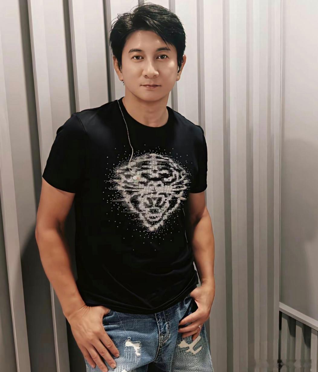 这下懂刘诗诗的眼光了！同样是来自中国台湾的艺人，吴奇隆的立场特别坚定。国庆他在天