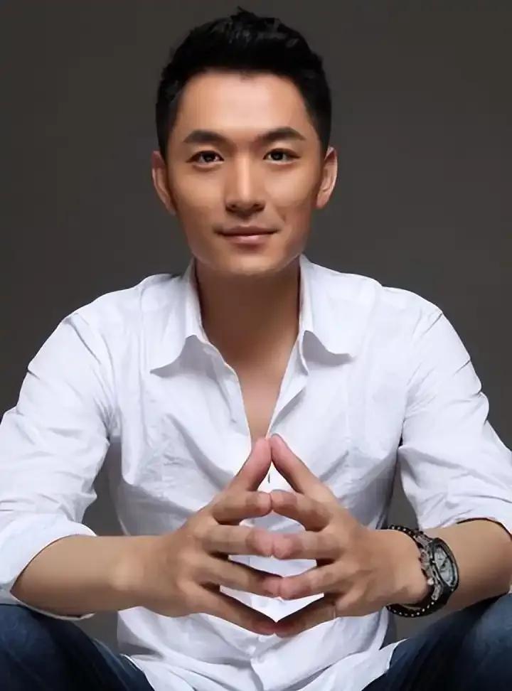 上海演艺圈里的朱泳腾，是不少观众心中的“遗珠”实力派。他和陆毅是上戏同班同学，外
