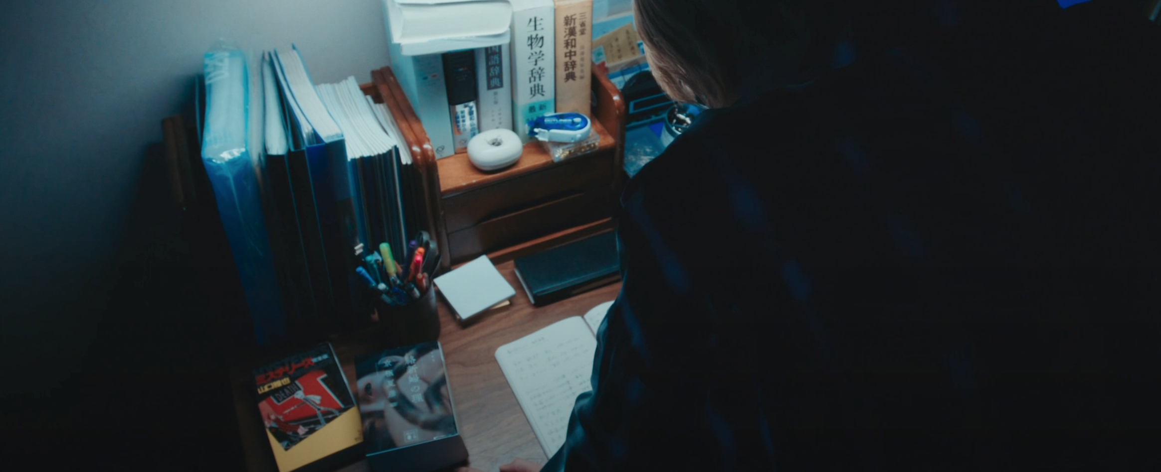 我推的孩子   06  桌上的两本推理小说，分别是山口雅也的「ミステリーズ―完全