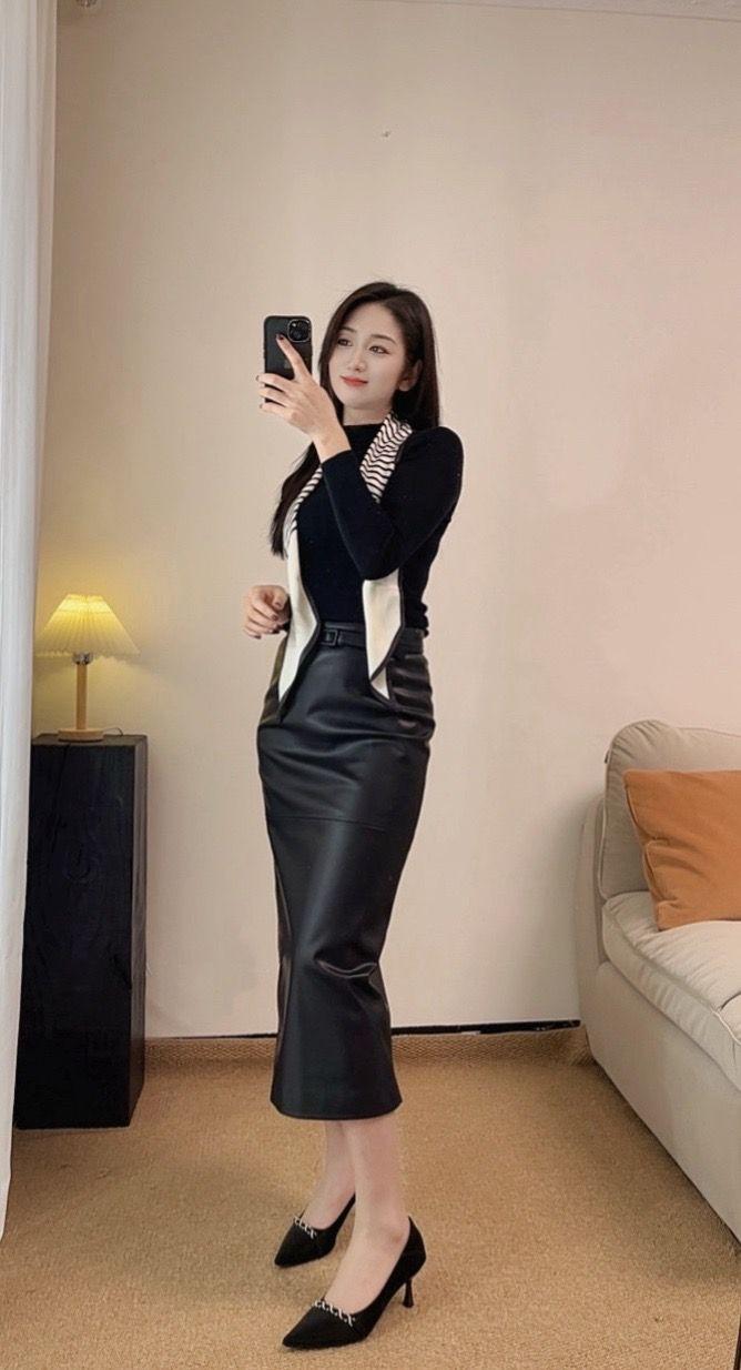 优雅穿搭指南：黑色皮裙搭配条纹背心，尽显时尚魅力！