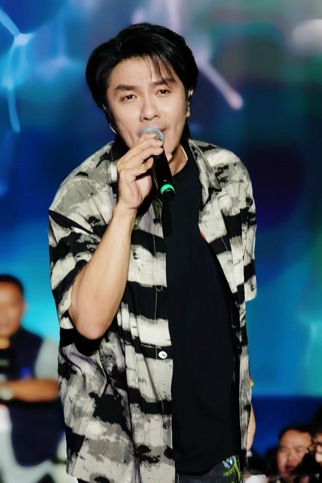 阿杜这次真的不在车底爸妈都喜欢的歌手来唐山了 小时候不懂“他一定很爱你”里的遗憾