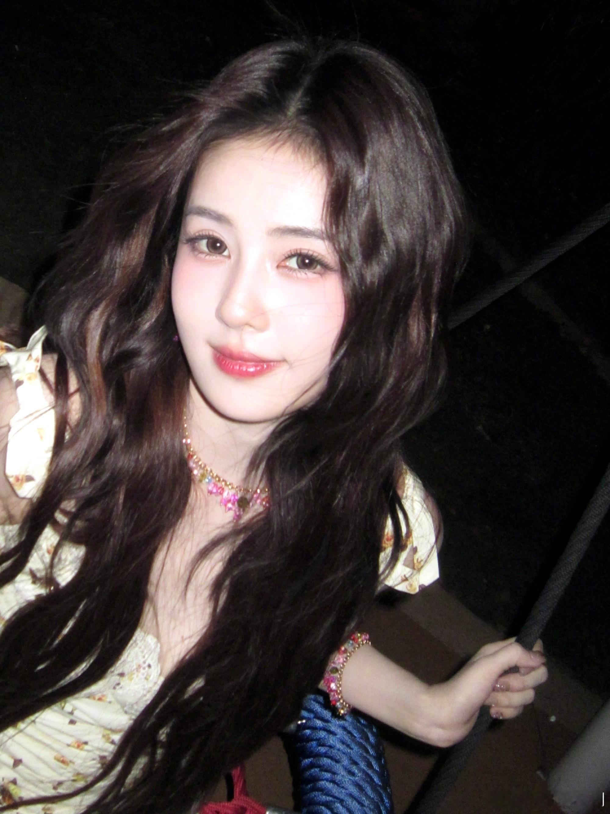 救命！这个鹿鹿子笑起来是开了甜度外挂吧！嘴角一扬整个世界都变甜了，甜得我嘴角疯狂