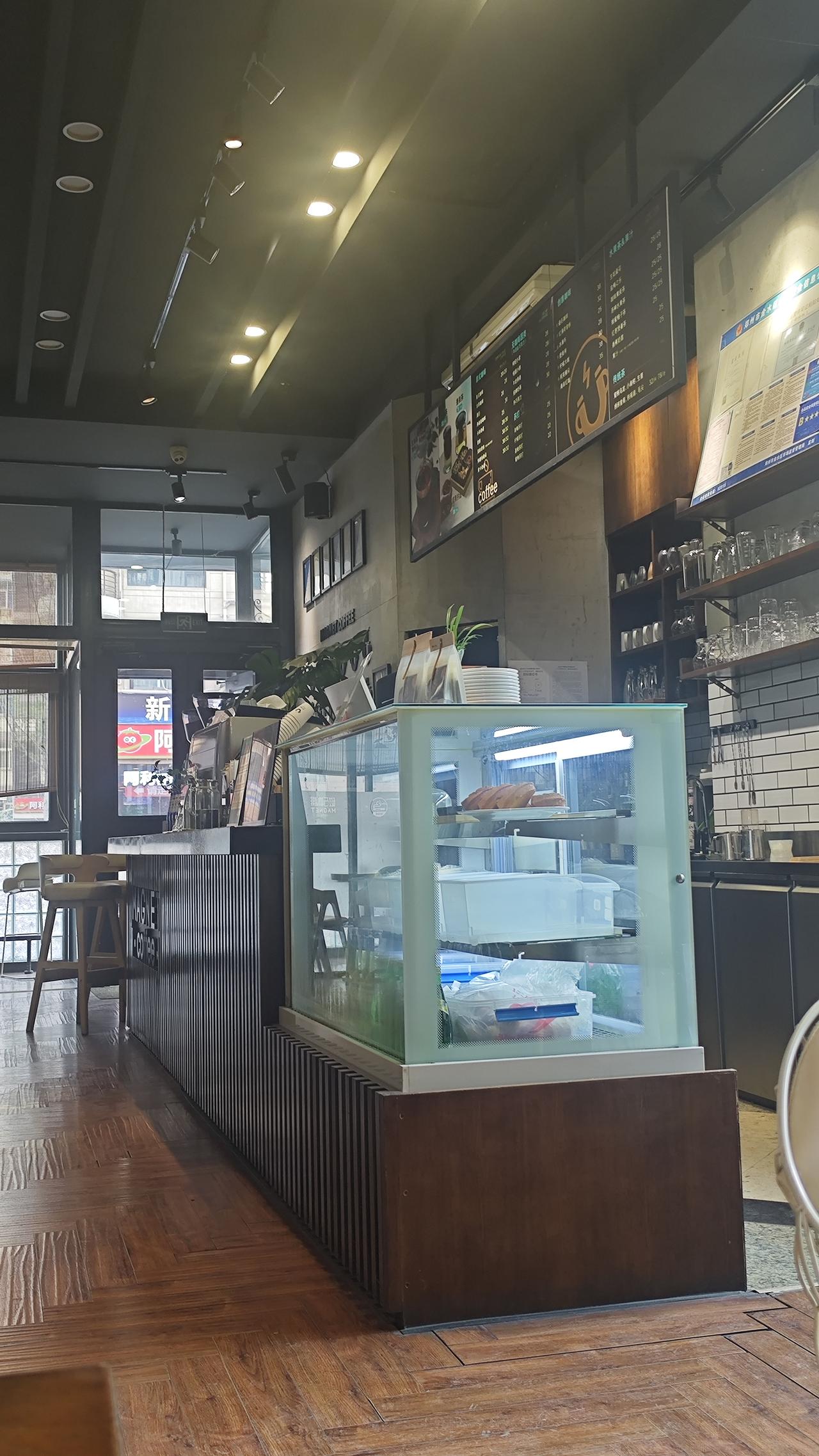 健身房旁藏着一间小小的咖啡屋，店面不算精致，简简单单甚至有些简陋，却格外安静舒心