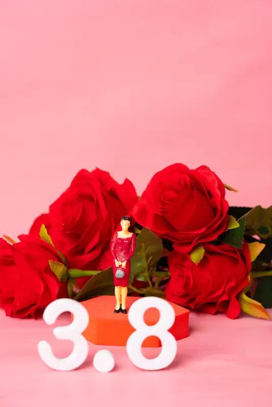 就像职场中，以前女性晋升机会少，现在越来越多女性凭借能力担任重要职位。生活里，女