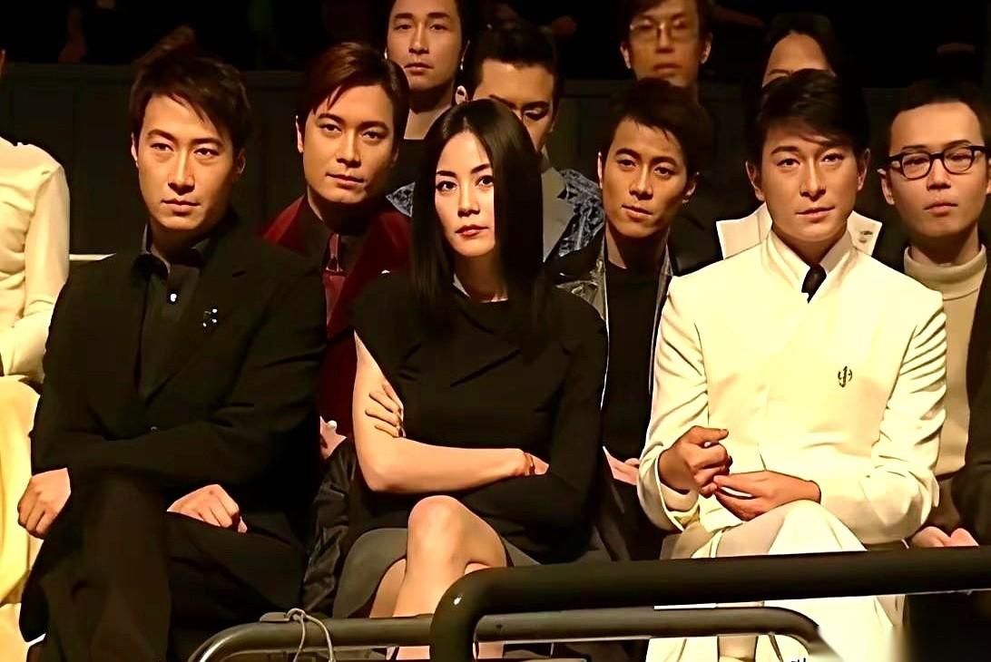 我敢说，现在任何一个顶流站C位，
气场都撑不起旁边这几个人。
一个都不行。
你看