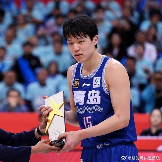 《2140万美金与4.5万美金的差距，是一整个NBA的距离。杨瀚森以开拓者首轮1