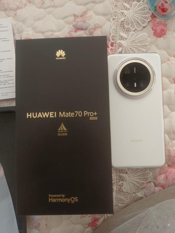 新手机
以前上大学，父母给买个新手机就觉得很快乐，丝毫不会考虑这个钱是爸爸妈妈辛