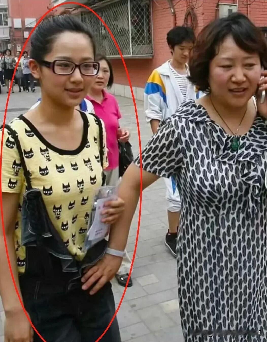 不化妆不美颜的杨紫看了半天才认出是她，年轻时候走在大街上看着好普通啊。本人并没有