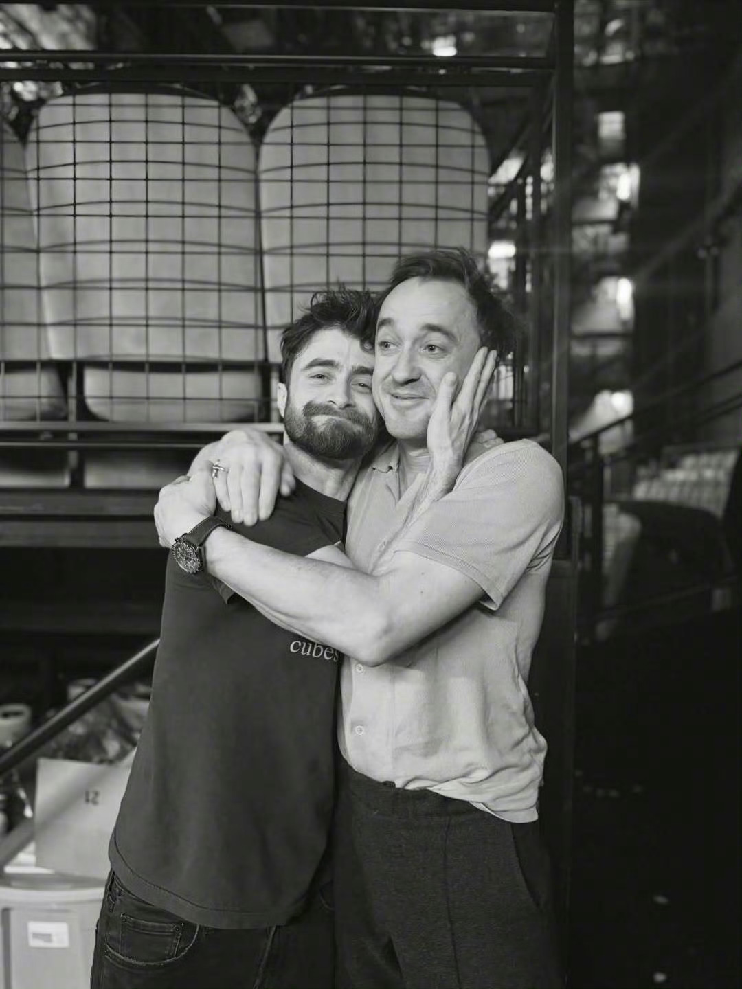 影版哈利波特马尔福重聚 汤姆·费尔顿分享与丹尼尔·雷德克里夫的新合影，“扫把飞进