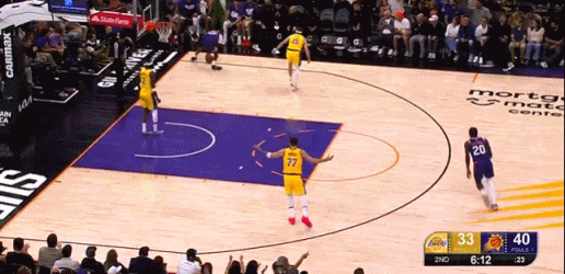 太阳队连续两个三分，一个运气三分，另一个湖人开球失误。湖人vs太阳