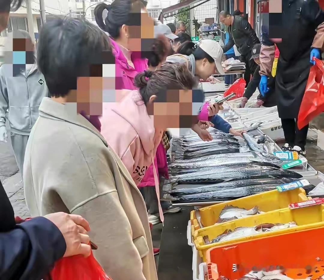 胶州湾属于北方海域，水温比江浙一带海域低，海产品上市晚一个月，江浙一带提前一个月