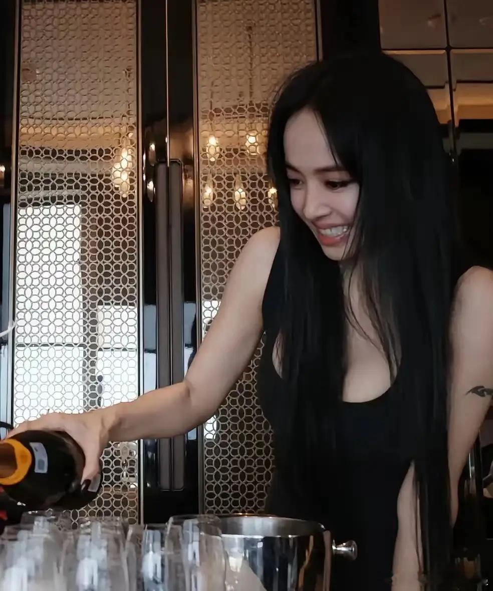 我表妹是歌手的助理，她见过蔡依林，她回来和我说，她说蔡依林居然是她见到真人让人特