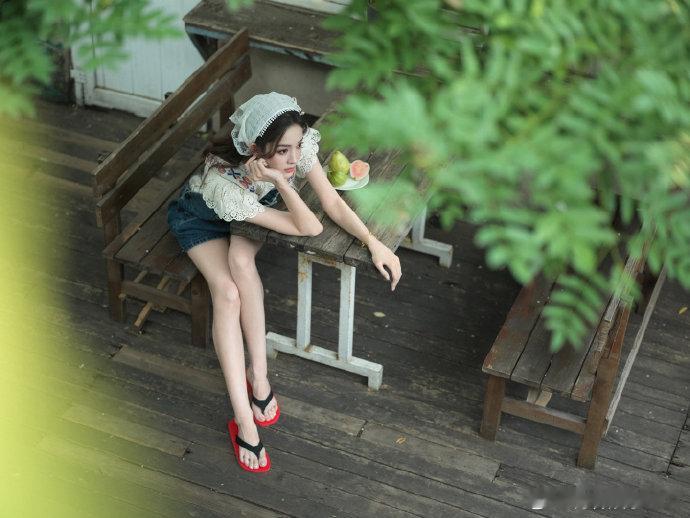 娜扎芭乐同款腮红娜扎好红的红拖鞋一抹芭乐腮红，娜扎红拖鞋随性又时髦 