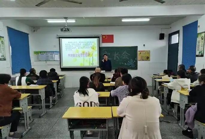 家长托同班同学的爸妈把简历递到热门民办校，对方满口答应。
录取榜一出，人家娃上榜