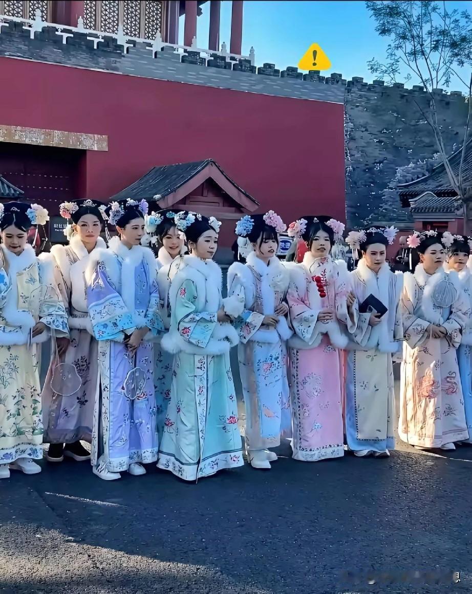 清宫装流行于故宫内，正宗汉服却难觅，二者差异为何如此之大？

    这不是文化