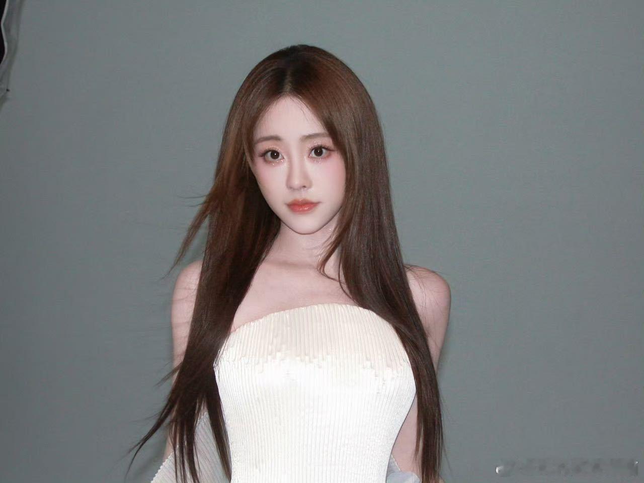 祝绪丹把书卷一梦穿身上了 祝绪丹的审美真的封神！和书卷一梦剧组一起走红毯，淡雅穿