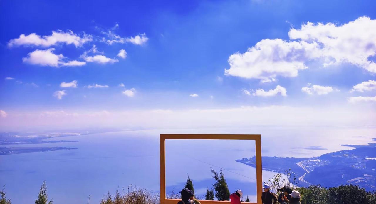 不要门票，自驾或坐地铁到西山转旅游巴士或打车到小黑龙停车场然后徒步登山，沿途风景